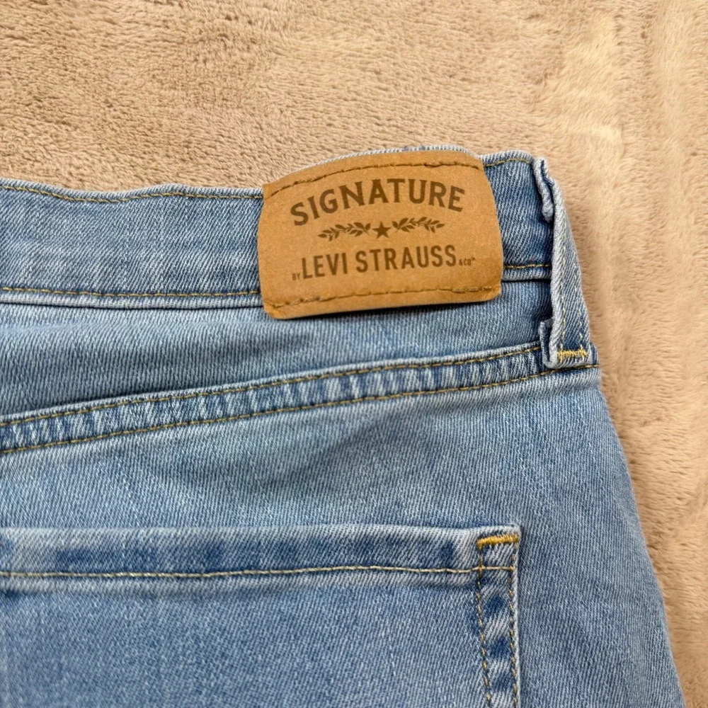 Signature by Levi Strauss Super Skinny Jean Womens 28 Light Wash Distressed Good
